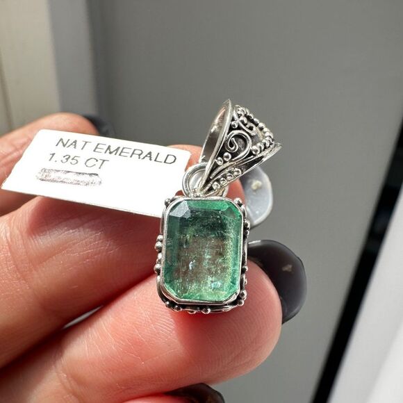 NWT 1.35ct emerald cut Emerald pendant in Bali sterling silver! - Picture 9 of 9